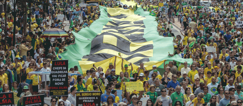 Manifestantes se concentran en la avenida Paulista para protestar contra el Gobierno de Dilma Rousseff. Foto: EFE