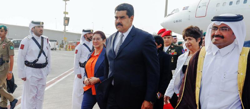 Nicolas Maduro (I) es recibido por el emir catarí Sheikh Tamim bin Hamad al-Thani. Foto: AFP