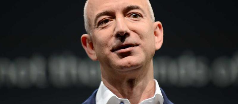 Jeff Bezos, director ejecutivo de Amazon, resaltó el precio módico de la nueva tableta. Foto: AFP