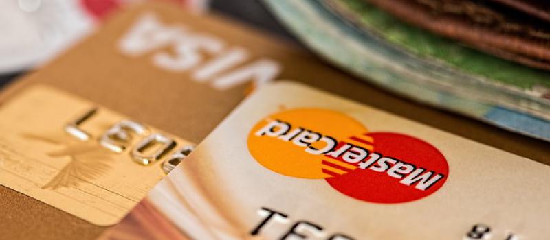 El pago de deudas tributarias se las puede diferir con tarjeta de crédito hasta 24 meses plazo. Foto: Pixabay.
