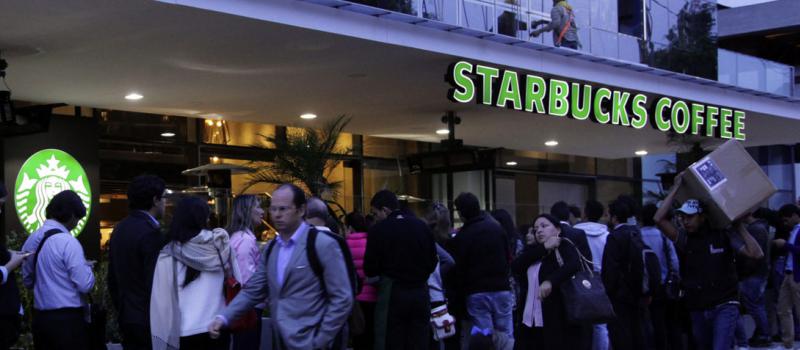 Starbucks, una cadena internacional de café fundada en Seattle, Washington en 1971, abrió una cafetería en Colombia en 2014. Foto: Archivo.