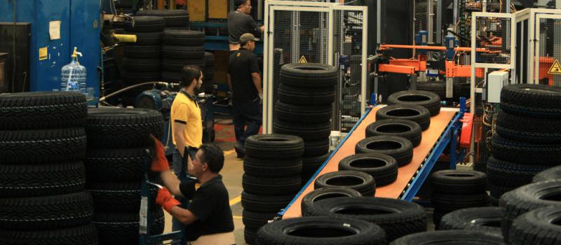 Las ventas nacionales de Continental Tire Andina han bajado un 20% en volumen. Sus ejecutivos sienten menos liquidez y la falta de confianza en el mercado ecuatoriano. Foto: Xavier Caivinagua / LÍDERES