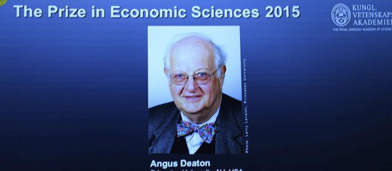 Una pantalla muestra la fotografía del británico-estadounidense Angus Deaton, ganador del premio Nobel de Economía 2015, en Estocolmo (Suecia) hoy, 12 de octubre de 2015. Foto: EFE