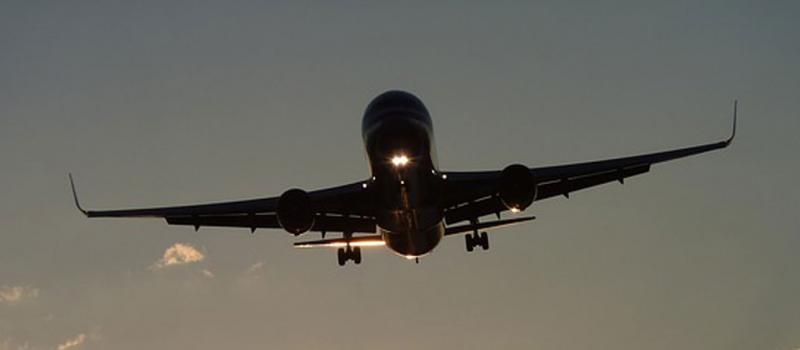 La empresa, entre otras medidas, exige a los pilotos más horas de vuelo. Foto: Pixabay.