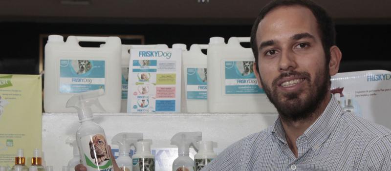 Sebastián De Los Ríos es el guayaquileño creador de esta línea de productos para el cuidado de  las mascotas. Foto: Mario Faustos / LÍDERES.