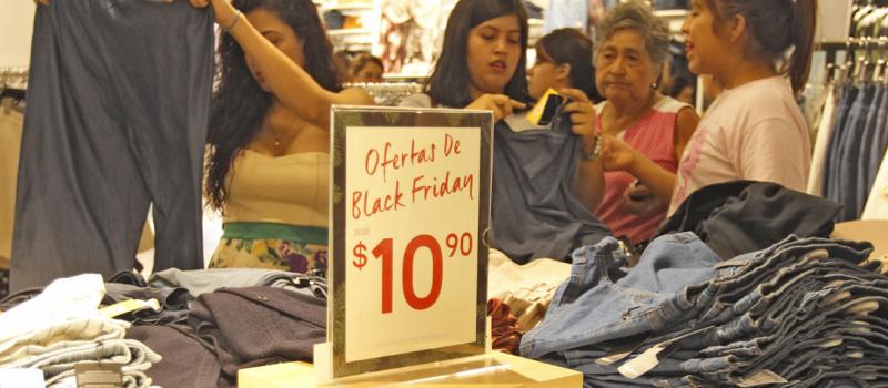 En Guayaquil, los clientes aprovecharon los descuentos por el ‘Black Friday’. Foto: Francisco Flores/Líderes