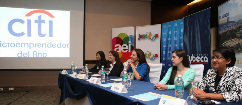 Autoridades de entidades privadas explican las bases del concurso. Foto: Vicente Costales/El Comercio