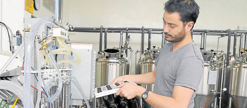 La cervecería artesanal Andes Brewing Co. tiene su planta instalada al norte de Quito.  Desde hace tres años tecnificó su línea de producción con maquinaria adecuada. Foto: Alfredo Lagla/ LÍDERES
