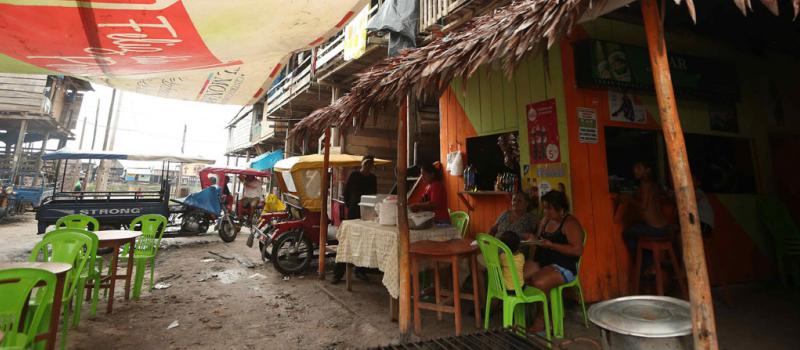 Una calle tradicional con puestos de comida en el barrio amazónico de Belén, en Iquitos (Perú). El exótico mercado de Belén, en Iquitos, la ciudad más grande del mundo en plena Amazonía peruana a la que solo se puede llegar en avión o en barco. Foto: EFE
