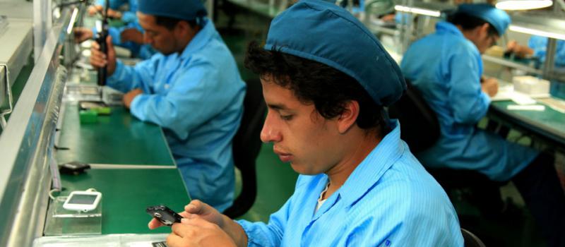 El 80% de la producción de la firma Hipertronics, en el norte de Cuenca, está concentrada en ‘smartphone’. Hasta el 2014, esta firma estaba dedicada a los teléfonos de gama económica. Foto: Xavier Caivinagua para LÍDERES.