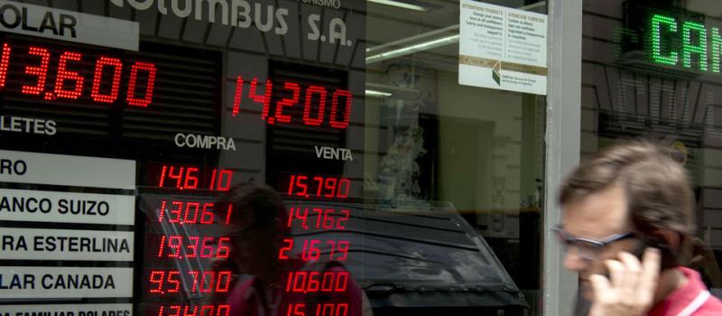 La devaluación del peso argentino, frente al dólar, obligó a las autoridades financieras de ese país a fijar el precio del combustible. Foto: AFP