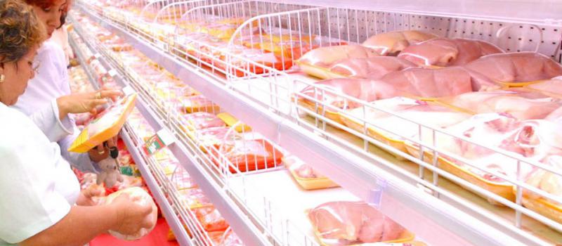 Grandes líneas de supermercados chilenos serán sancionadas por el supuesto delito de colusión de precios para la venta de carne de pollo. Foto: Imagen referencial Archivo/ LÍDERES