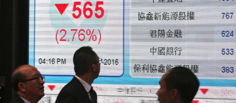 Los mercados de valores actuaron con cautela tras la caída del gigante asiático. Foto: AFP