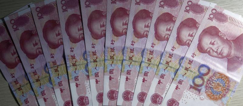 Muestra DE billetes de 100 yuan en Pekín (China) . Foto: EFE