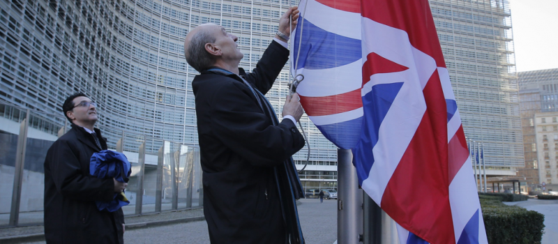 Un responsable iza la bandera de Reino Unido ante la sede de la Comisión Europea. Foto: EFE
