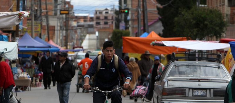 El Alto en Bolivia cuenta con una red de transporte de teleféricos que los une con La Paz. Foto: EFE