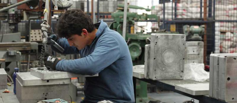 En la fábrica Preplas trabajan 35 personas. Ellos producen las suelas para abastecer el mercado nacional. Están en Guayaquil, Gualaceo, Quito, Ambato, entre otros. Foto: Glenda Giacometti / LÍDERES
