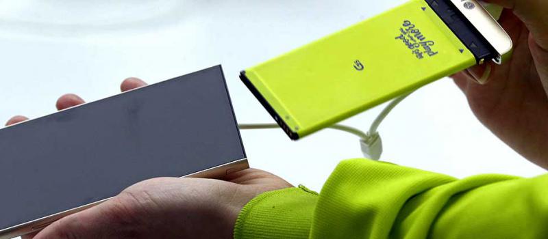El nuevo teléfono inteligente LG G5, contiene un terminal modular que permite el intercambio de piezas. Foto: EFE