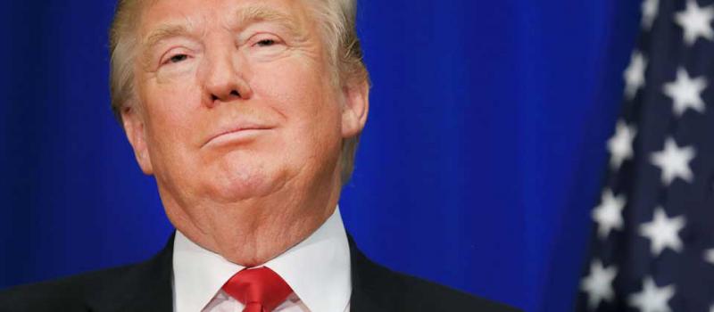 Donald Trump ha cuestionado muchas veces la fortuna que le asigna la publicación de la revista Forbes. El magnate dice que es superior. Foto: AFP