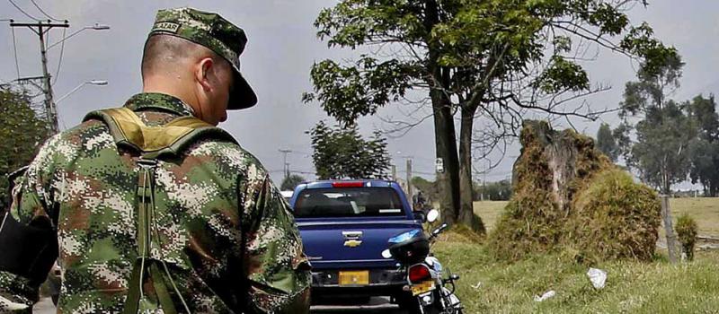 El ministro de Defensa de Colombia Luis Carlos Villegas indicó los porcentajes que los uniformados deben cumplir, en cuanto al ahorro de energía, para obtener a cambio días libres. La medida busca frenar el racionamiento del servicio eléctrico por la sequ