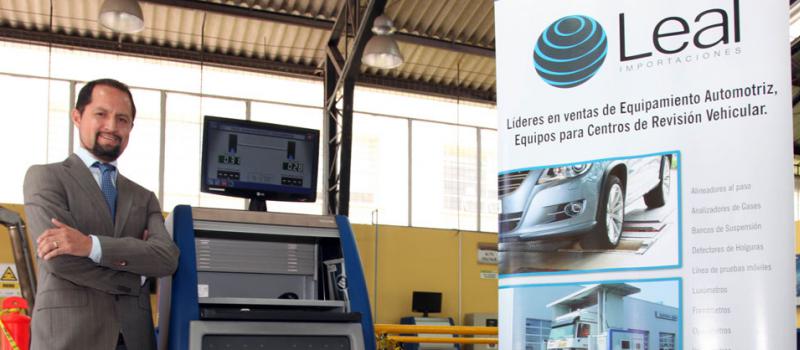 Eduardo Albán es presidente de la empresa Leal Importaciones. Ellos traen máquinas para la revisión técnica. Foto: Pavel Calahorrano / LÍDERES