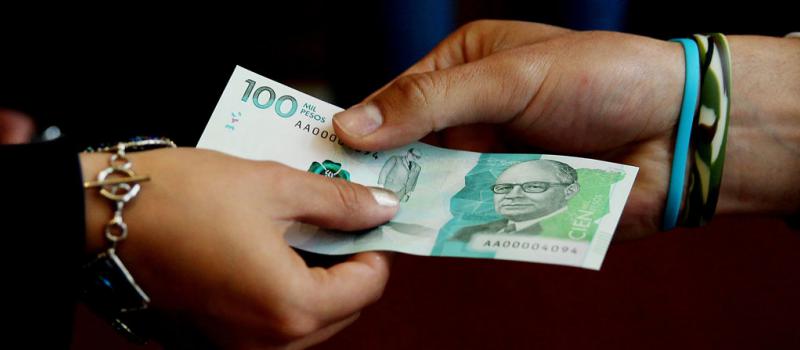 El Banco de la República, autoridad monetaria de Colombia, presenta el billete de 100 000 pesos, el primero de una nueva familia de la moneda nacional. Foto: EFE