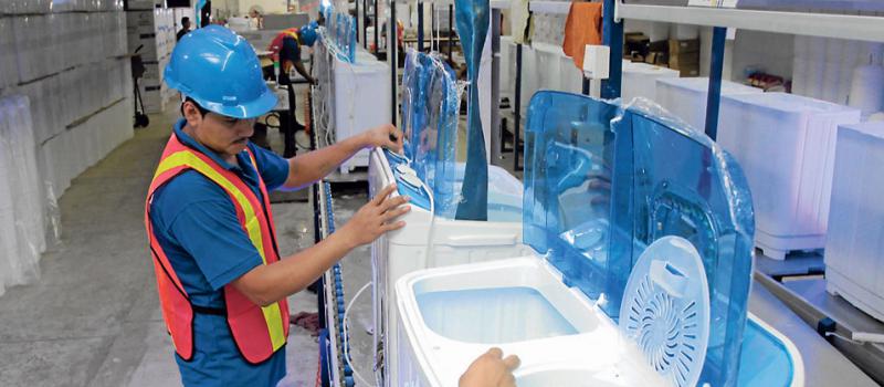 La fabricación de las nuevas lavadoras semiautomáticas se realiza en su planta ubicada en el kilómetro 10 de la vía a Daule, en el norte de Guayaquil. Foto: Enrique Pesantes / LÍDERES
