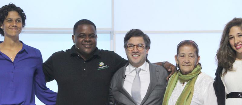 El presidente del Banco Interamericano de Desarrollo (BID) Luis Alberto Moreno (c) posa junto al grupo de emprendedores e innovadores (de izquierda a derecha) la representante de Bahamas Alanna Rodgers, Ricardo Gowdie de Jamaica, la colombiana Rosalba Car