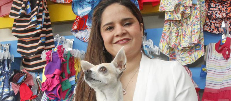 Denise Campozano se inspiró en su chihuahua para emprender en su negocio de venta de  prendas y los accesorios para mascotas. Foto: Francisco Flores / LÍDERES