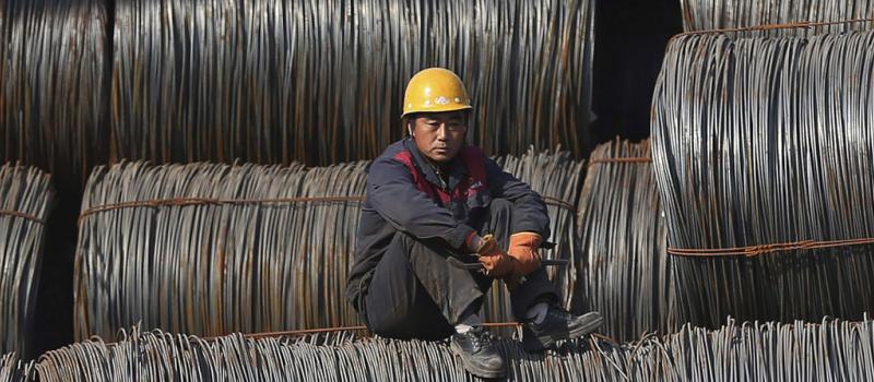 Un trabajador descansa en una fábrica de acero en China, el lunes 11 de abril de 2016. Los principales productores de acero en China registraron grandes pérdidas en 2015 ante la continua caída de la demanda de este material y la recesión económica del paí