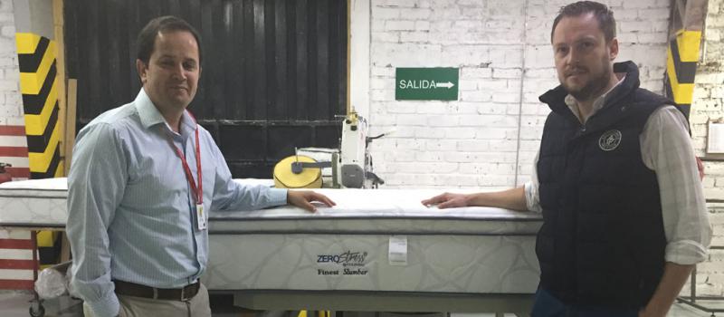 Los ejecutivos Édgar Abad y Sebastián Vázquez, en el área de producción de los colchones Zero Stress. Estos productos se elaboran en Cuenca. Foto: Giovanni Astudillo / LÍDERES