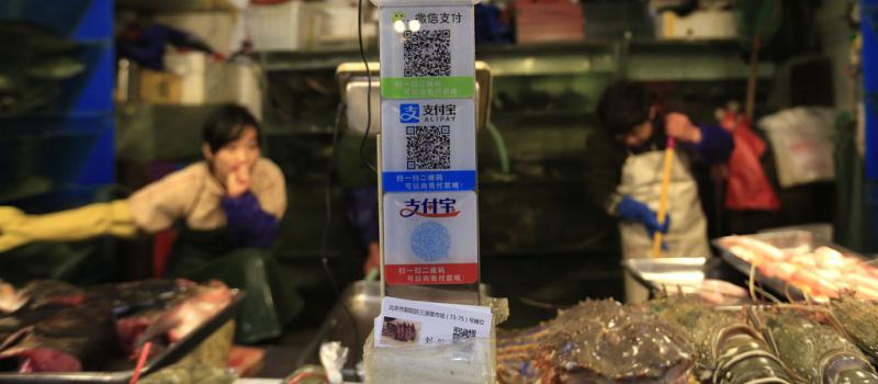 Una pescadería exhibe las formas de pago que admite en un mercado de Pekín (China). El Índice de Precios al Consumo (IPC) de China subió un 2,3 % interanual en marzo, según datos divulgados por la Oficina Nacional de Estadísticas. Foto: EFE