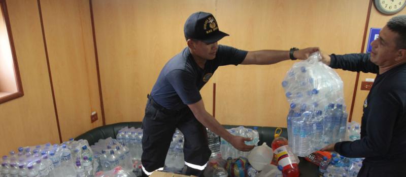 Las empresas envasadoras entregan agua embotellada, jugos y bebidas a las autoridades para los damnificados del terremoto en Manabí y Esmeraldas. Foto: Mario Faustos/ LÍDERES