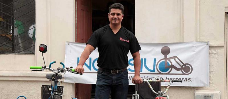 Juan José Ruiz, de 36 años, es el propietario de la empresa y el autor de las innovadoras soluciones de transporte. Su taller se encuentra en Riobamba. Foto: Glenda Giacometti / LÍDERES