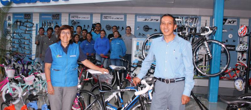 El carchense Pedro Rodríguez mantiene su pasión por el ciclismo y por eso asesora a sus clientes sobre los nuevos modelos de bicicletas. Foto: Francisco Espinoza para LÍDERES