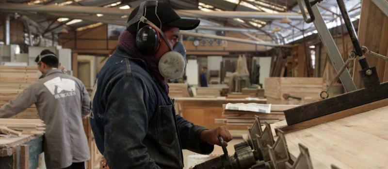 Jorge Morales labora en el área ensamble  de la fábrica de mobiliario Burgués. Esta compañía cuenta con 100 empleados en total. Foto: Xavier Caivinagua / LÍDERES