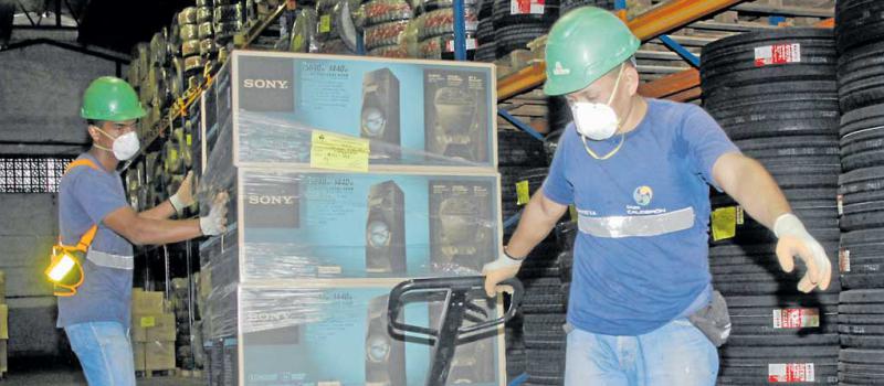 En las bodegas de Comexport, en Guayaquil, se almacenan electrodomésticos, línea blanca, neumáticos y otras mercaderías que esperan ser nacionalizadas. Foto: Francisco Flores / LÍDERES