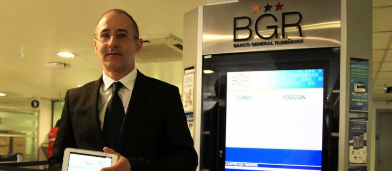 José Paredes, gerente de Negocios y Mercado de Banco General Rumiñahui, indica la aplicación  móvil. Foto: Pavel Calahorrano / LÍDERES