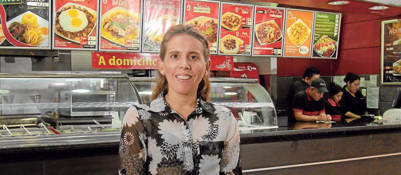 Paulina Castro inició el negocio en Guayaquil junto con su esposo en el 2007. La cadena abrió su primer restaurante en el Malecón 2000, el pasado jueves, con una mayor oferta de platos. Foto: Mario Faustos / LÍDERES