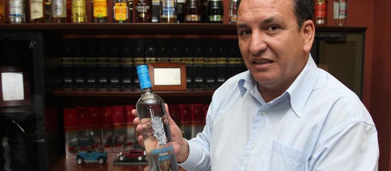Freddy Campos, presidente de Campuesa, exhibe una de las bebidas que procesan en la planta de licores. Foto: Juan Carlos Pérez  para LÍDERES