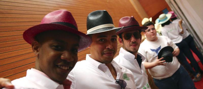 Un grupo de hombres luce sombreros de paja toquilla ecuatorianos durante una presentación  en la Universidad de Lengua y Cultura en Pekín, China. Foto: EFE