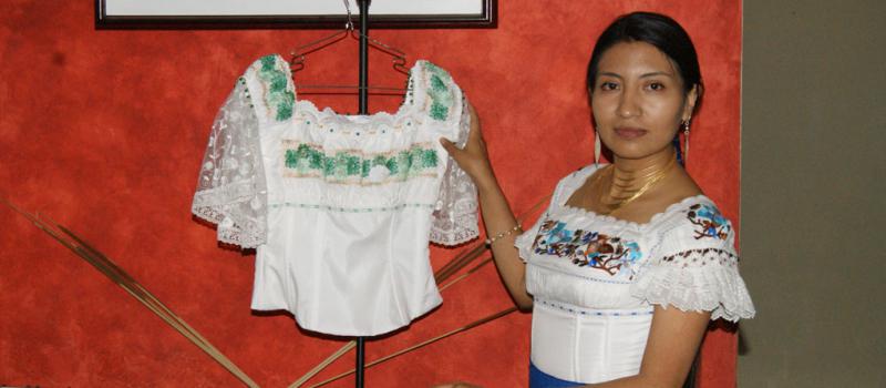 En Otavalo,  la arquitecta Hilda Males estableció un emprendimiento en torno a las camisas bordadas kichwas. Foto: Francisco Espinoza para LÍDERES