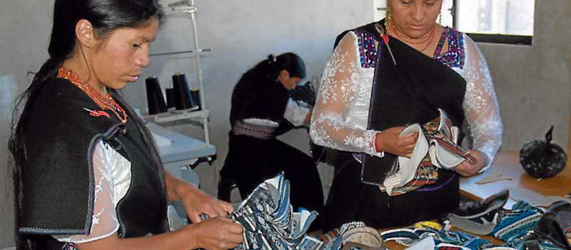 Las mujeres de la Asociación Sisay son el puntal de este emprendimiento de Tungurahua . Ellas se encargan de fabricar el calzado. Foto: Modesto Moreta