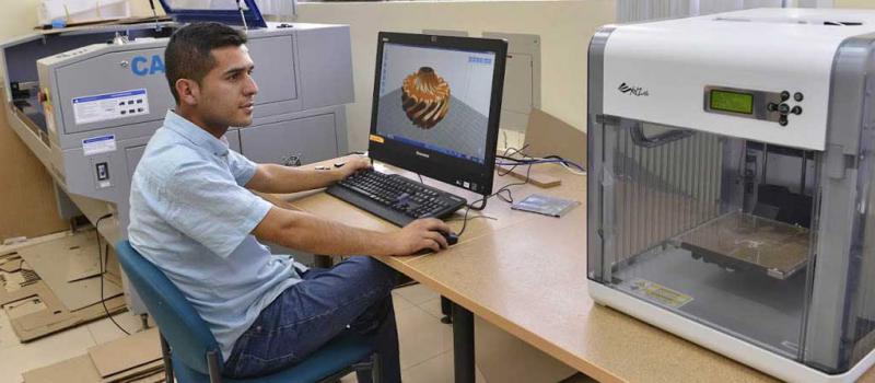 Marlon Valdiviezo es uno de los promotores del laboratorio FabLab de la Técnica Particular. Él realiza una impresión 3D. Foto: Cortesía Universidad Técnica Particular de Loja