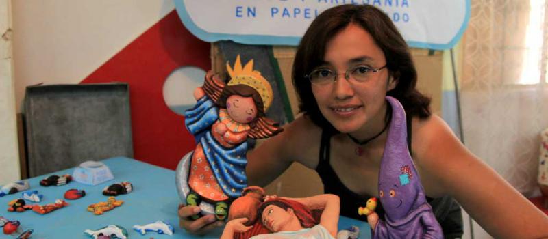 Alexandra Moya es una de las responsables de las figuras que elabora Anima Papel Reciclado, en Quito. Foto: Archivo / LÍDERES