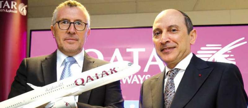 Enrique Cueto, CEO de Latam, y Akbar Al Baker, titular de Qatar Airways saludan luego del anuncio hecho en Inglaterra. Foto: Qatar Airways