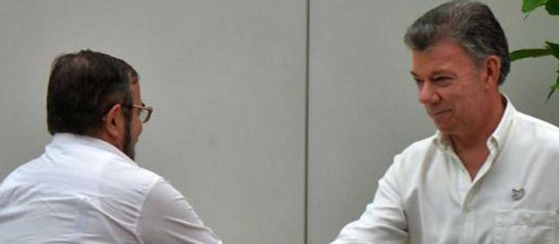 El presidente colombiano, Juan Manuel Santos, y el jefe de las FARC, Timoleón Jiménez, alias 'Timochenko', se dieron un apretón de manos en La Habana que selló el histórico acuerdo de cese del fuego bilateral y definitivo. Foto: AFP