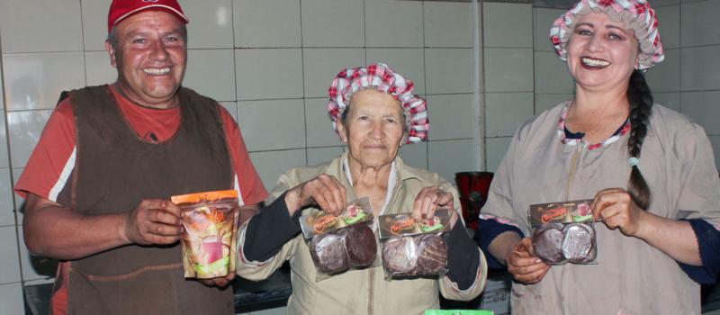 Willian Vargas, Carlita Vargas e Irene Villacís son los encargados de esta empresa familiar que elabora y comercializa productos de chocolate en tres provincias de la Sierra. Foto:  Raúl Díaz para LÍDERES