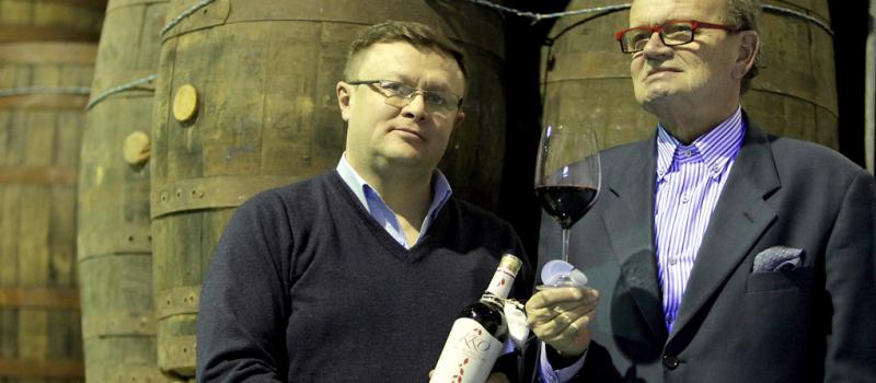 Gustavo Eguez y Antonio Macierri con el vino KKO, en la planta de producción de la empresa La Toscana. Foto: Foto: Xavier Caivinagua para LÍDERES