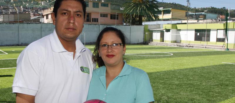 Raúl Cabezas y Lorena Narváez administran el complejo Planeta Fútbol. Sus canchas están ubicadas en San Bartolo, en el sur de Quito. Foto: Galo Paguay / LÍDERES